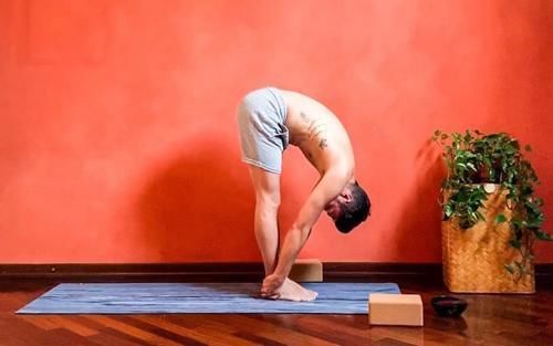 柔韧性|看了这个小哥的劈竖叉过程，我对自己下一字马的信心又增加了几分