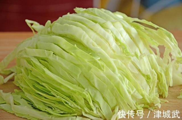 萝卜和它一起炖，味道特别鲜！热腾腾端上桌，营养下饭，吃完暖和