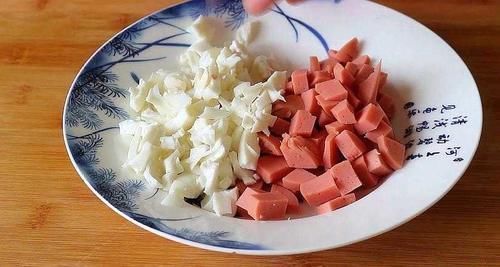 1块豆腐,2个咸鸭蛋,好吃解馋,我家一周吃6次,天天吃不够