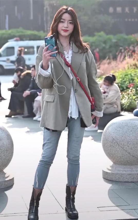 街拍:娴静优雅的美女,吊带长裙配灰色开衫,淑女范儿十足