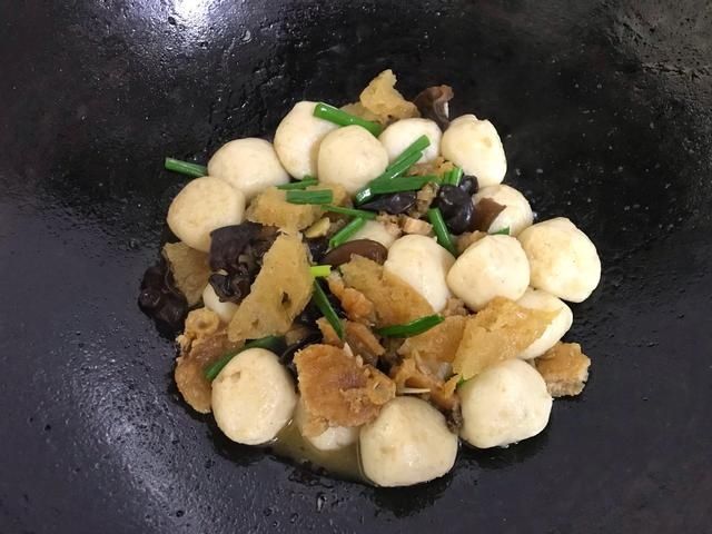 这三种食材放一起，不放肉也很鲜，随手一炒5分钟出锅，简单好吃