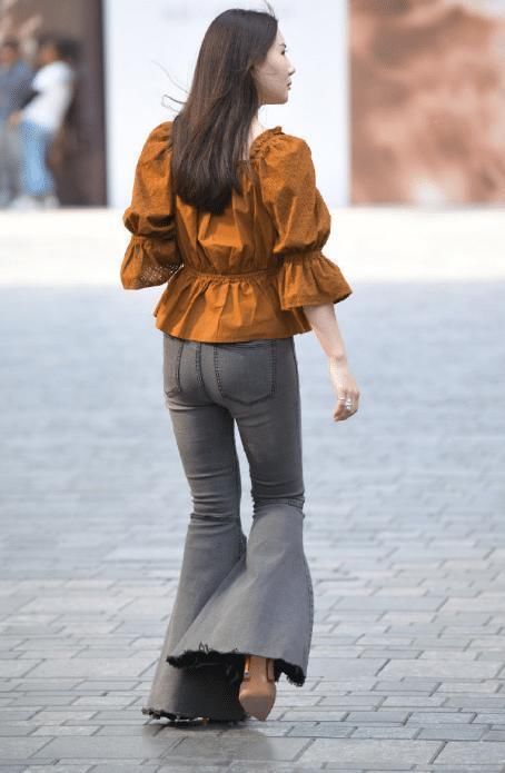 喇叭裤只有少妇穿,我看未必,谁说她是少妇