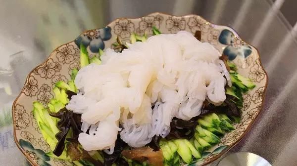 溜肉段,凉拌魔芋丝,韭菜炒河虾,麻辣香肠炒花菜的做法