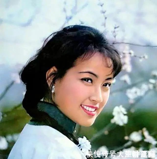 书法#“不老女神”刘晓庆的15幅书法展,流畅优美,专家:算不上书法