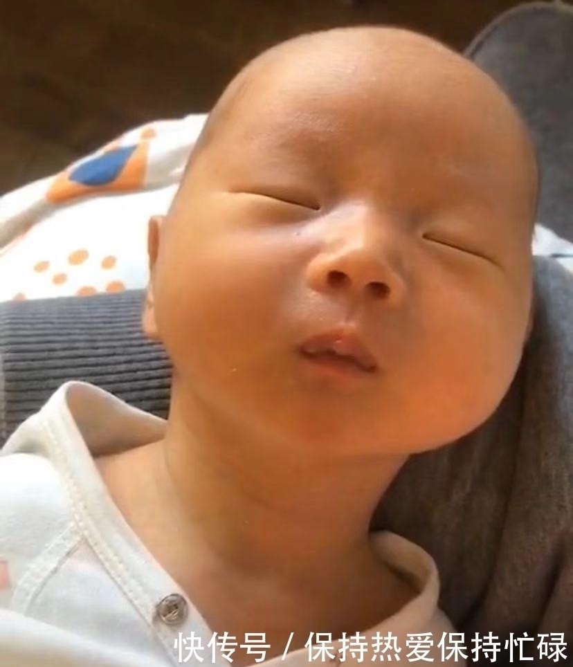 婴儿|“长颈鹿”宝宝火了,从小拥有天鹅颈,网友:赢在起跑线