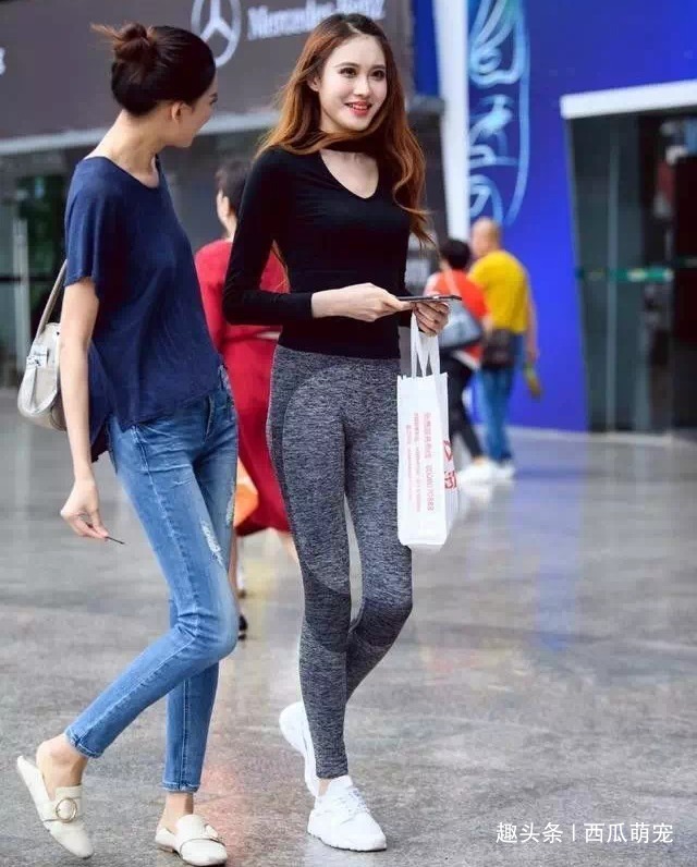 拍打|街拍打底裤美女穿出自信,散发迷人的华丽气息