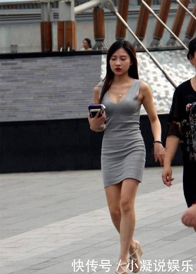 美女街拍一大一小逛街,网友给小的打90分,给阿姨打60分