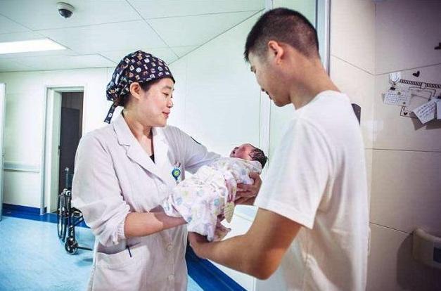 孩子|爸爸姓吉,护士手滑打错出生证明,宝爸看后变怒为笑:不改了