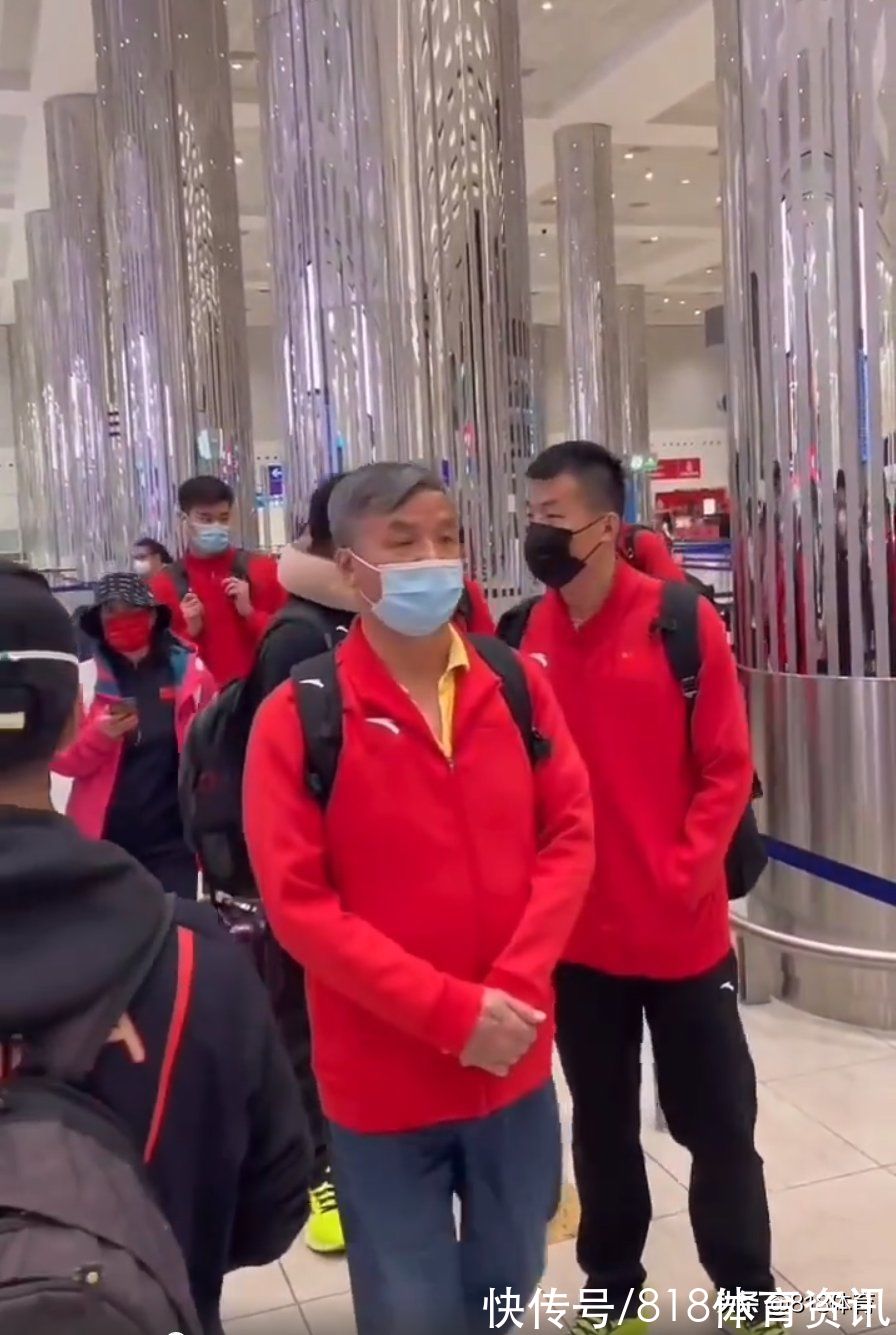 短池|小鳥依人!全紅嬋隨游泳隊抵達阿聯(lián)酋,排隊入境像小可愛闖入巨人國