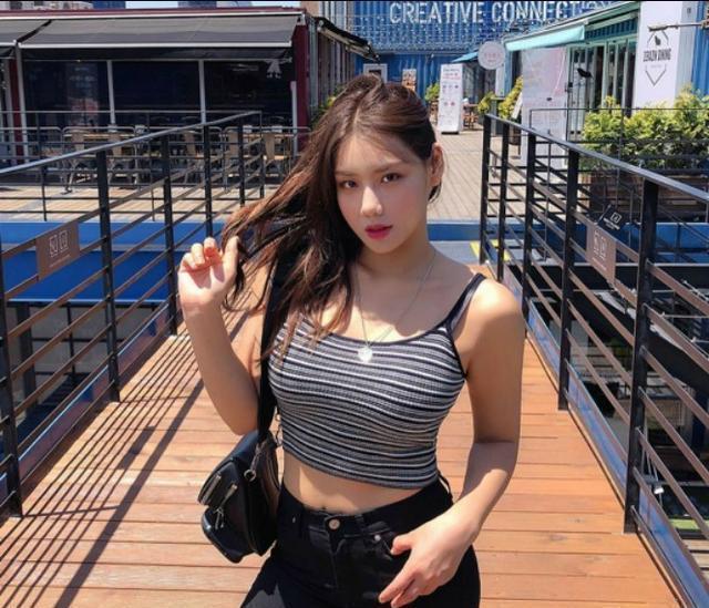 搭配 打底裤能够让女性显得格外有气质,具有减龄有活力很时尚