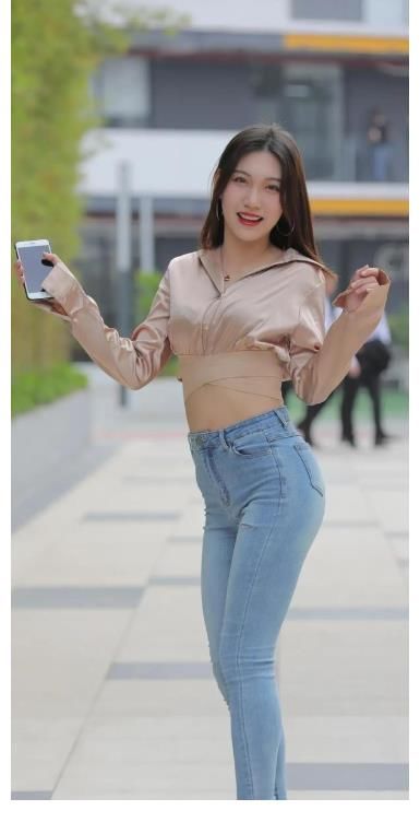 紧身牛仔裤|露脐上衣搭配牛仔裤，时尚优雅，黑色马丁靴，霸气性感