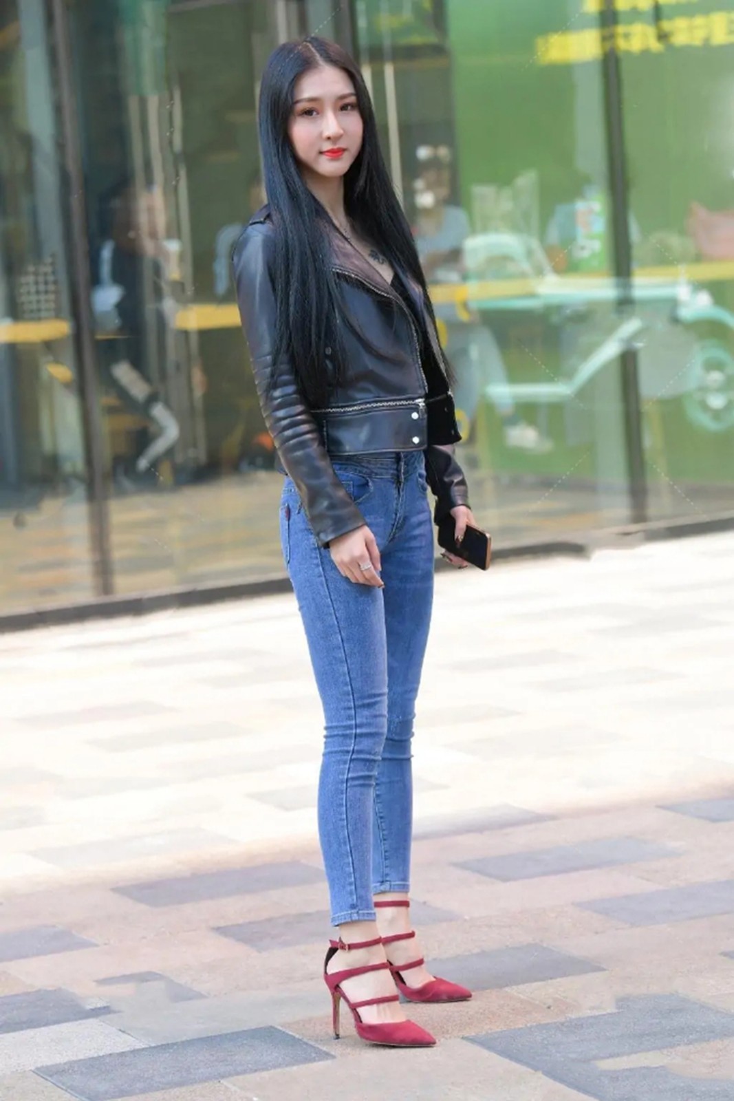 简单|牛仔裤搭配皮夹克, 穿法简单, 却可以帅气又时髦!