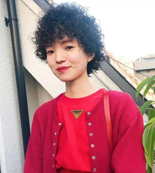 小卷|怎么样烫头蓬松还不显老?搞懂这三个减龄发型,小卷洋气大卷时尚