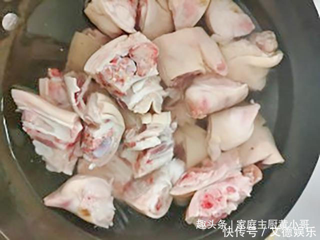 炖猪蹄时，不可直接放盐，多加一味料，猪肉软烂香味入骨