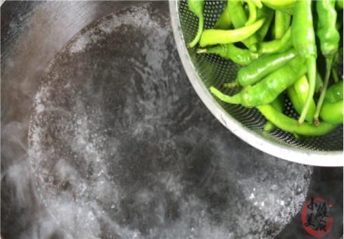 大厨|辣椒不要炒着吃了,大厨教你新吃法,开水里一煮,一次3斤都不够