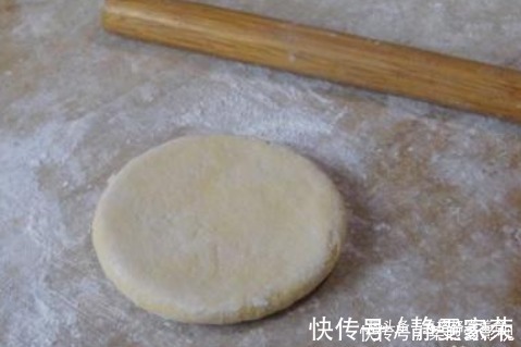 做烙饼时，和面用的“水”很重要，只有用对水，烙饼松软还分层！