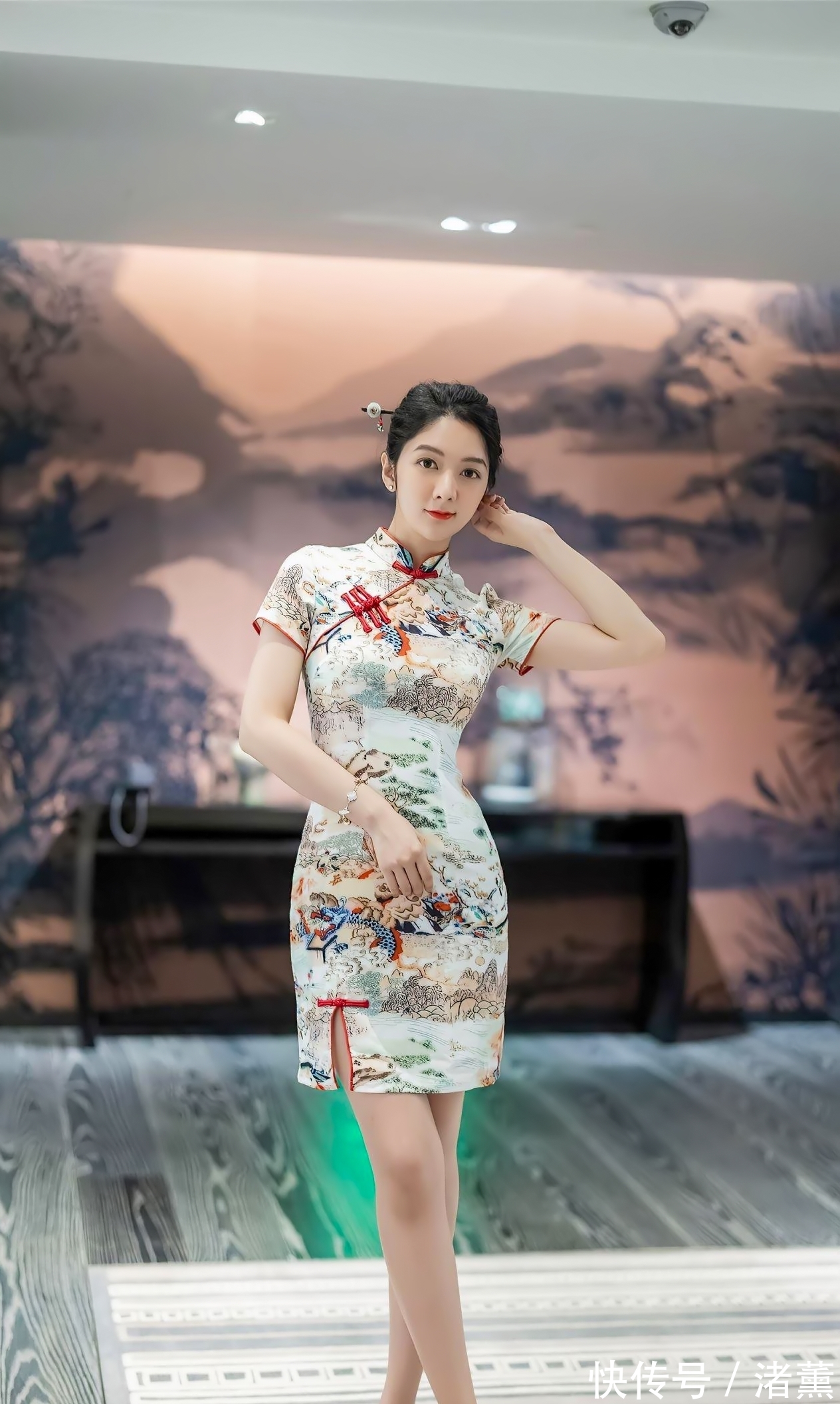 穿搭 美女穿搭,旗袍搭肉丝黑色镂空高跟鞋,玉腿修长浑圆,显东方神韵