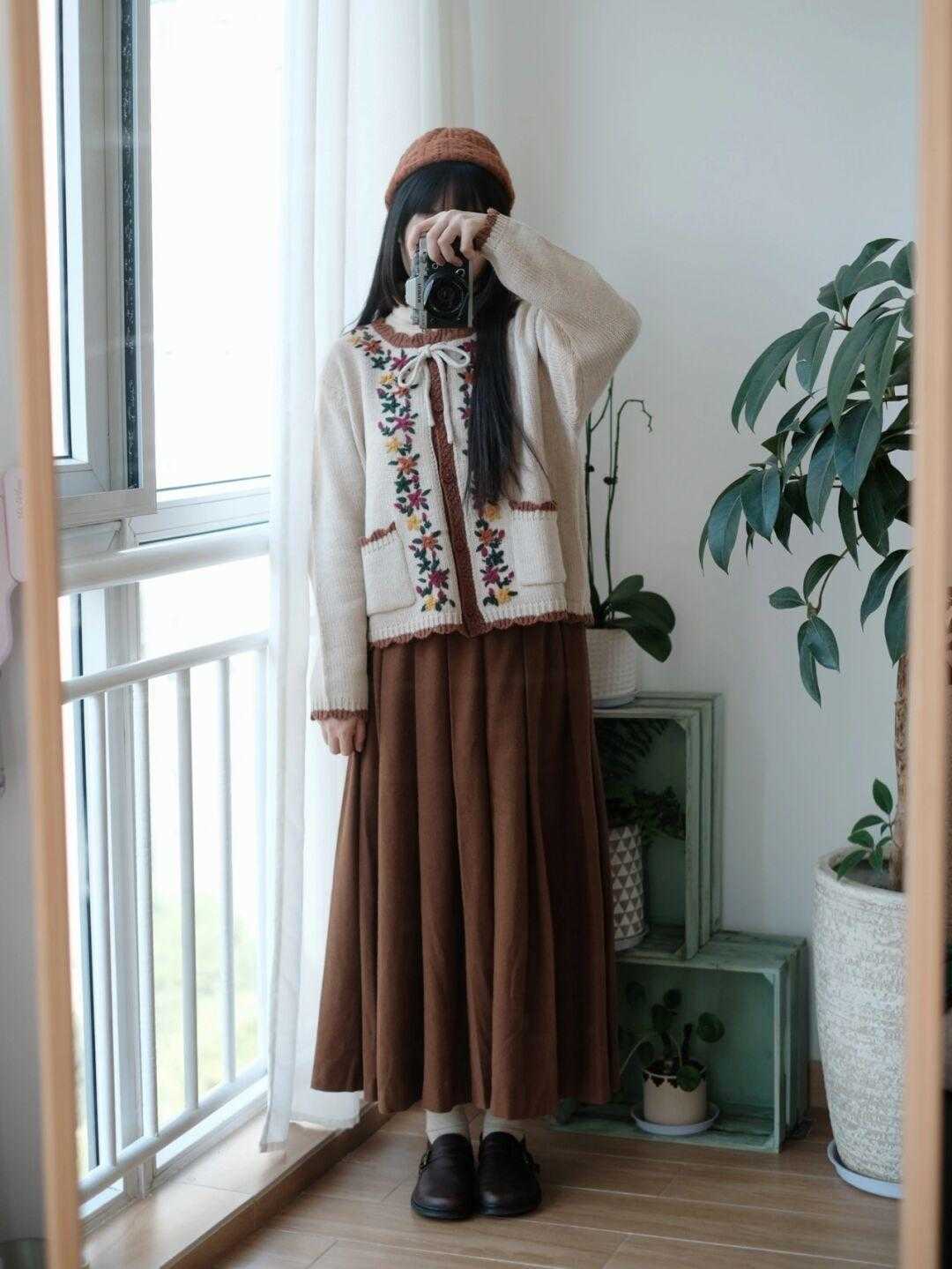 小脚踝 入冬以后,裙子依旧火热,寒冬如何穿裙子保暖?有气质又显瘦