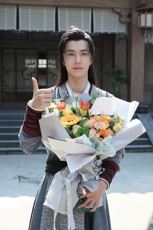 剧照|《有翡》拍摄完成,赵丽颖王一博罕见剧照爆出,两人互怼被笑翻了