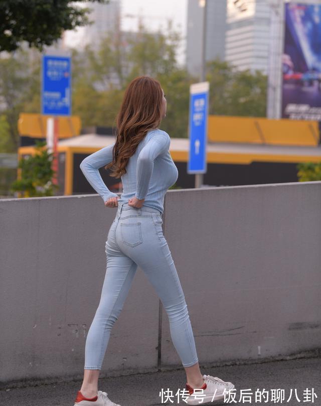 搭配|牛仔裤，搭配蓝色长袖衫，简约靓丽有气质，显身材又耐看