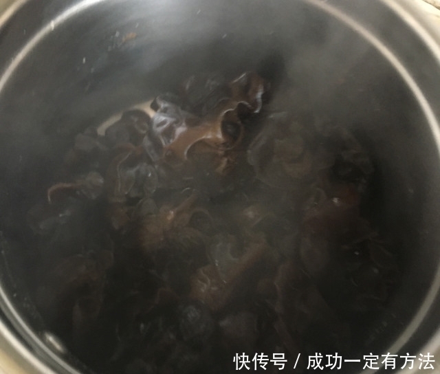 牛肉末炒黑木耳，简单下饭菜，鲜香味美