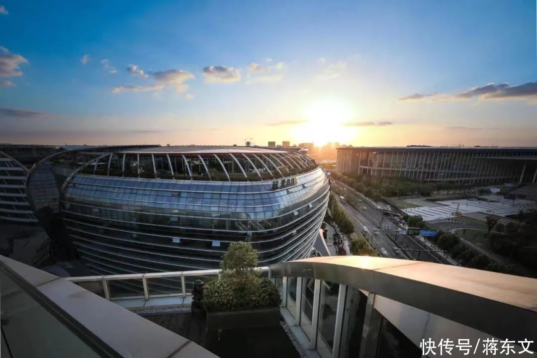 上任|“95后”董事长上任，“四川地产一哥”蓝光发展该何去何从？
