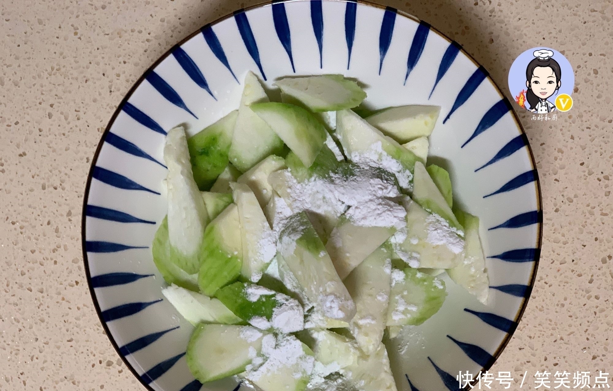 炒丝瓜时，万万不能直接炒掌握这1个诀窍，保准出锅翠绿不发黑