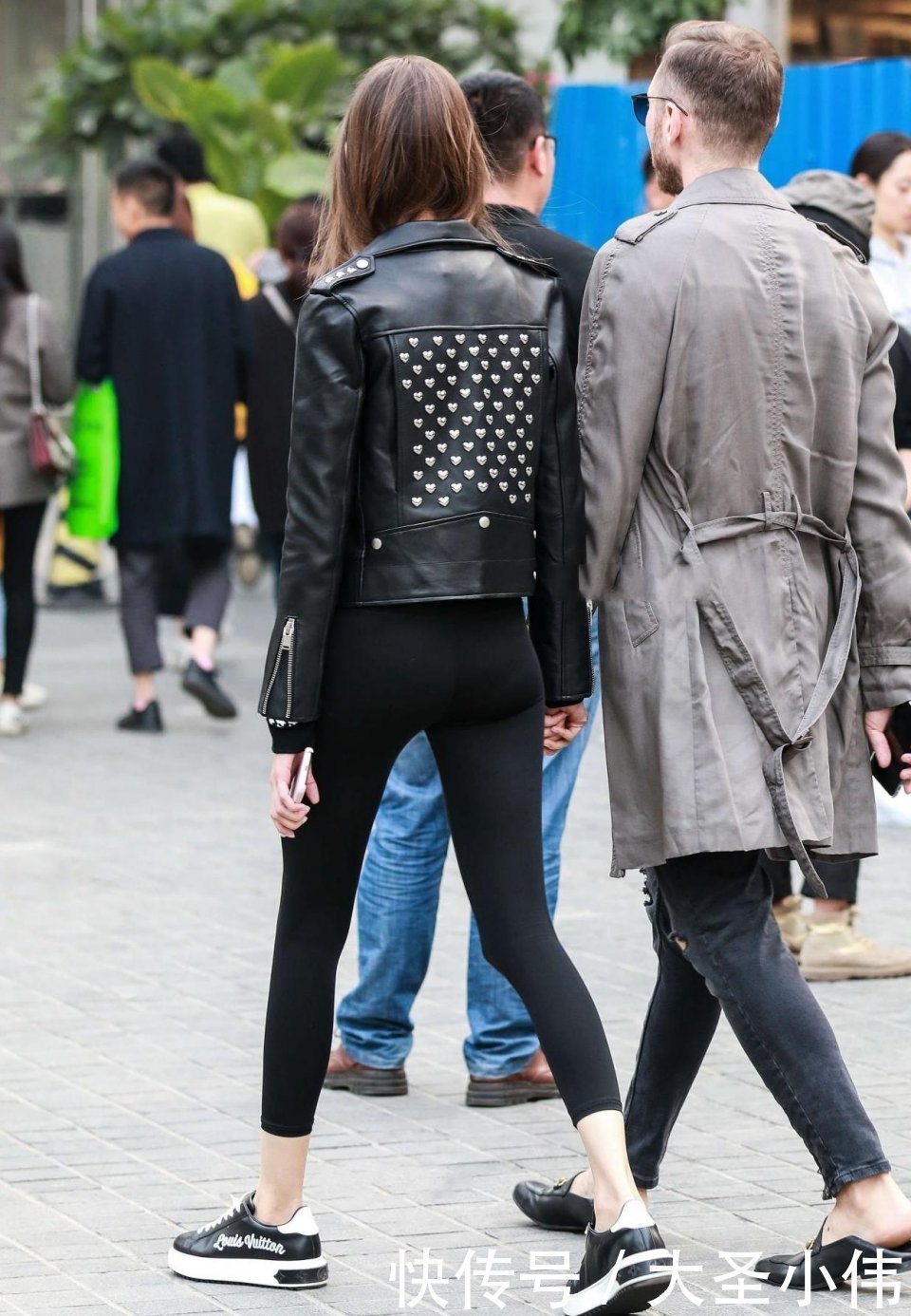 小猫咪|美女街拍:一看就知道是大家闺秀!即使有点小肚子,我还是要她做我的小猫咪