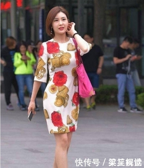 路人街拍这一位时尚靓丽的美女，高挑纤细的身材让人羡慕不已