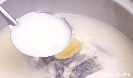 想喝鲫鱼汤却不会做?教你一招,汤汁奶白无腥味,味浓营养高!