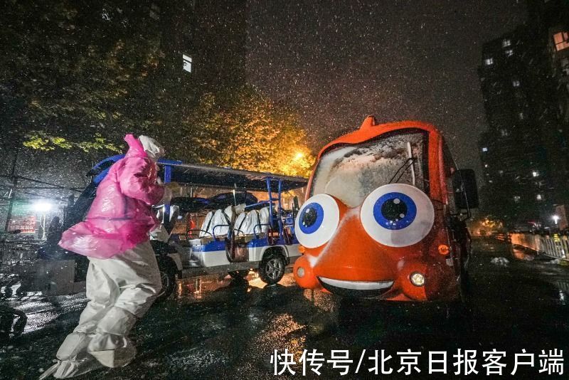 雨雪|昌平区宏福苑封控社区，志愿者冒着雨雪为居民配送生活物资