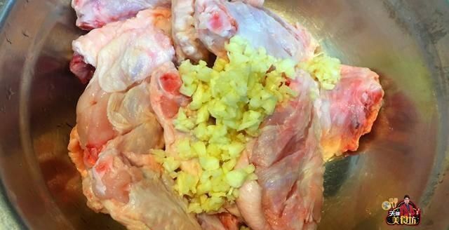 鸡翅|鸡腿别总是红烧了,教你做美味的石锅蒜香鸡翅,作法简易,解馋解饿