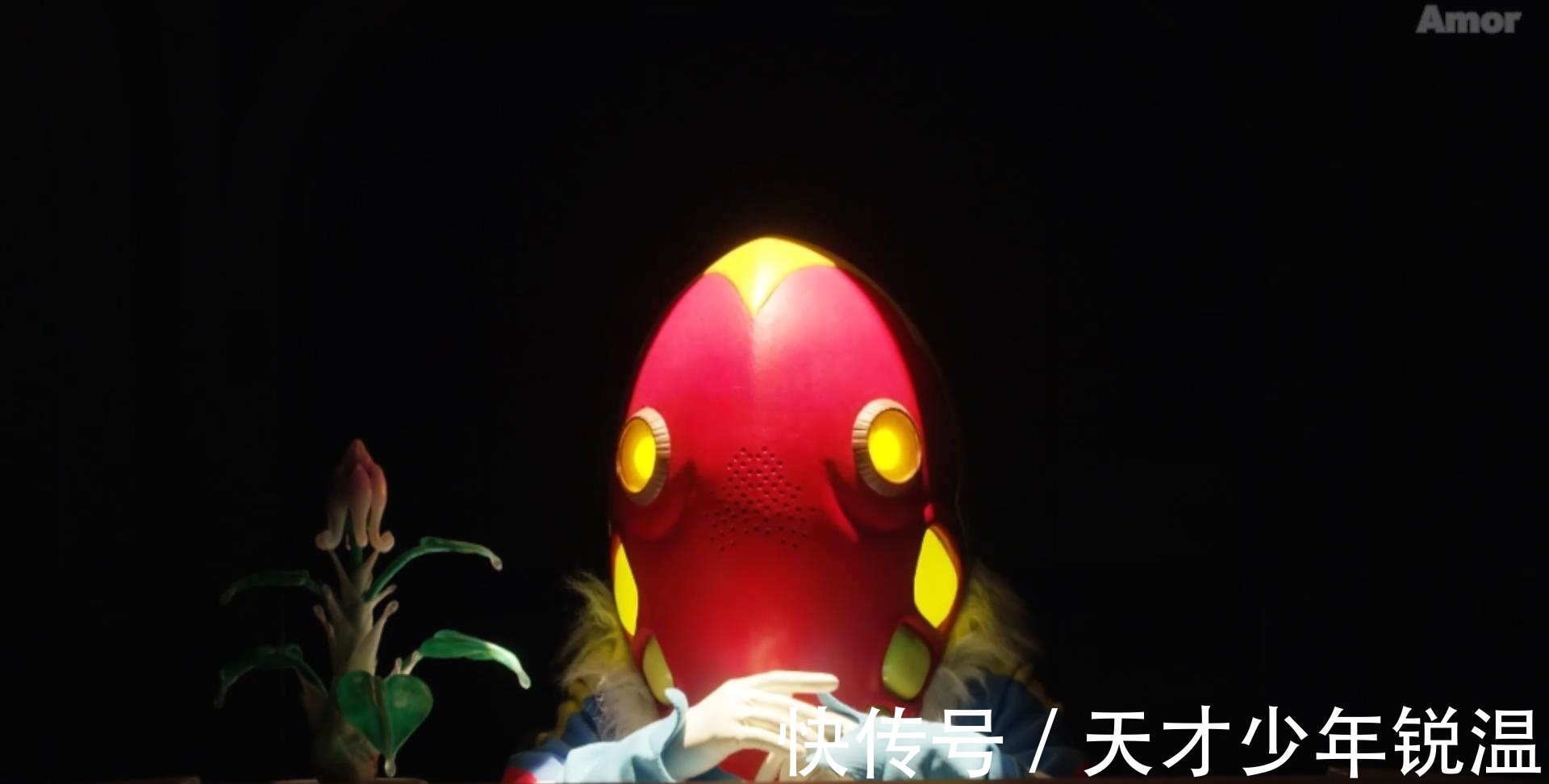 xio|特利迦奥特曼:精英胜利队的梅特龙星人很可疑,他在看伏井的书
