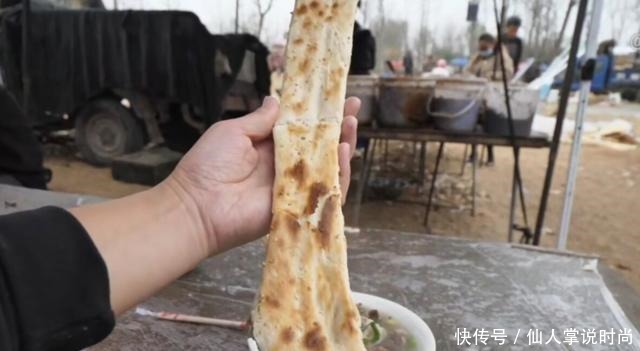 山东莒南大集上的小摊子,一口大锅当场煮牛杂,一家五口人忙不停