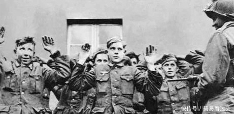反抗|一个兵押送一群战俘：不要再问“为何不反抗”的蠢话