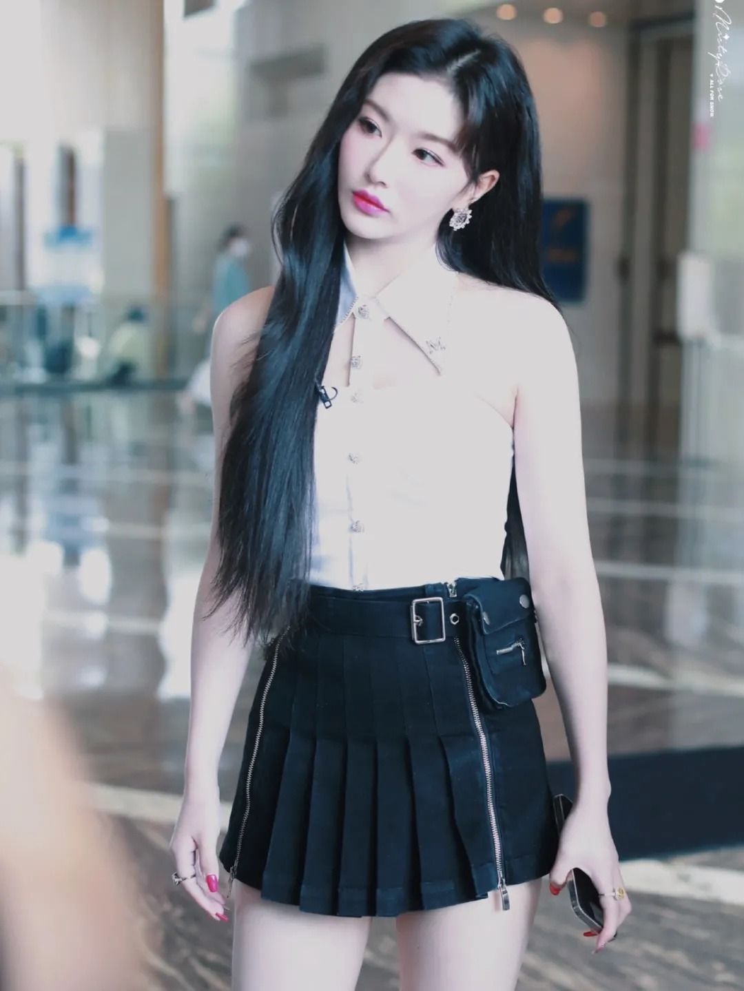 连衣裙|孔雪儿这衬衫够别致，只是“尖领+抹胸”就要上千块，怪美的