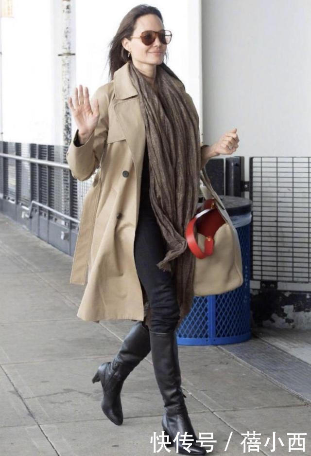 安吉丽娜·朱莉气质太高级,简单穿风衣配围巾出街,就气场开挂