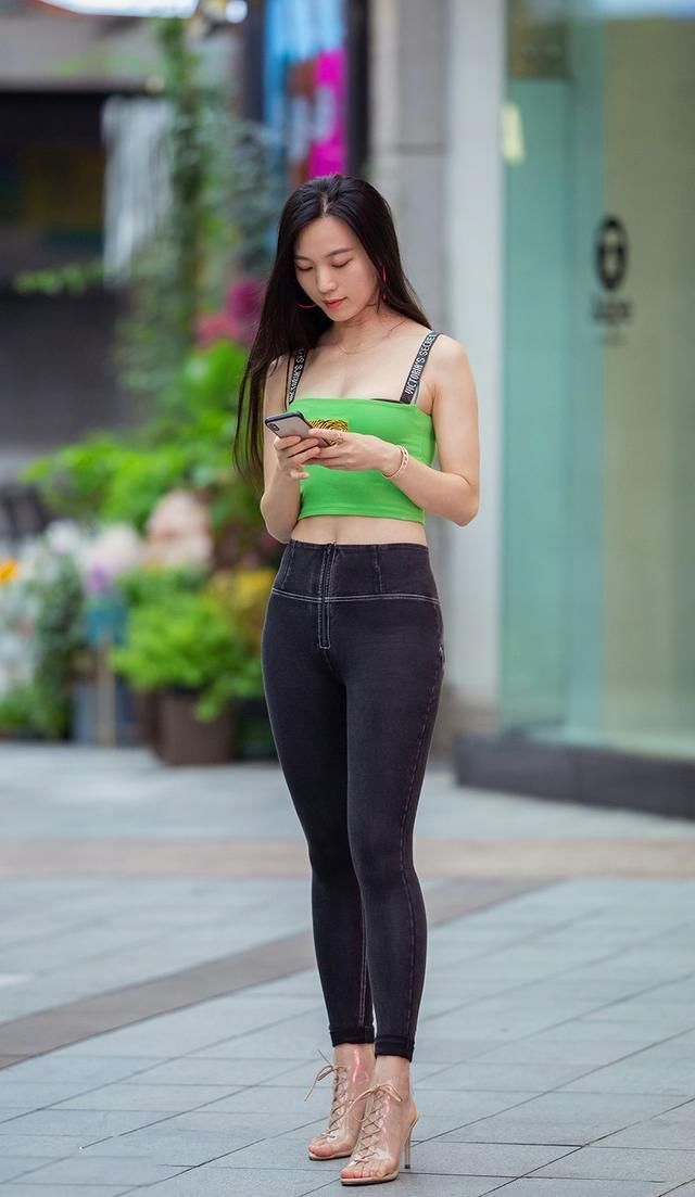 三伏天,时髦姑娘的牛仔裤搭配,简单舒适、穿出酷酷的时尚味道