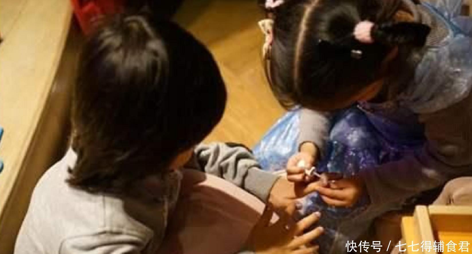 大娃|弟弟打扰哥哥写作业,谁曾想却被硬生生拖出房门,网友:亲哥实锤