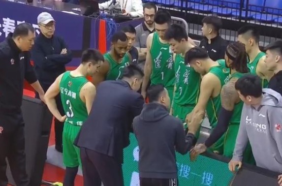 韩德君|严惩广东宏远!赵继伟、郭艾伦惨遭垫脚,韩德君被肘击至鼻梁骨折