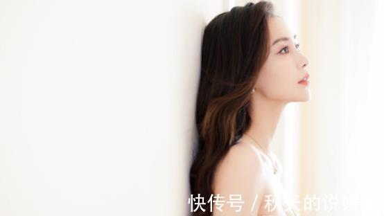 Angelababy拍戏被偶遇，穿T恤配半身裙贴创口贴，表情僵硬太出戏