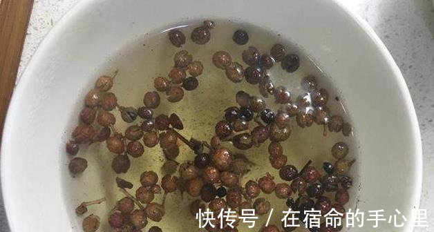 痘痘|每天“花椒水”加它敷脸,坚持7天美白祛斑,还能去除痘痘!