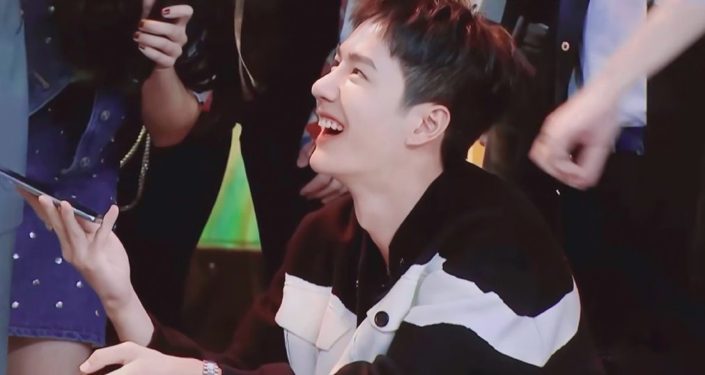 王一博与品牌老总视频,隔空飙戏毫无破绽,手动滑屏暴露一切