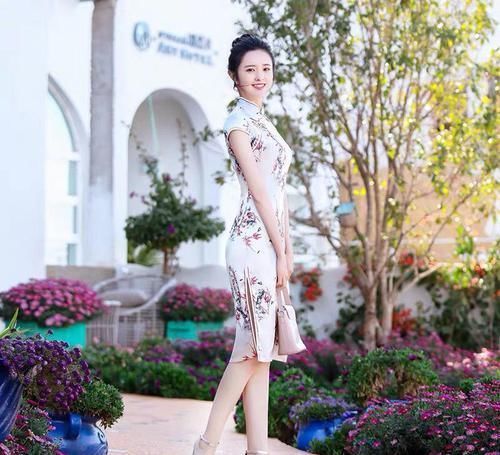 美女|现代旗袍风格依旧,但表面光影已经被美女融合