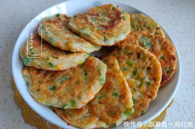 这两种食材,一个补钙一个护眼,搭配一起做成小饼,满屋飘香诱人