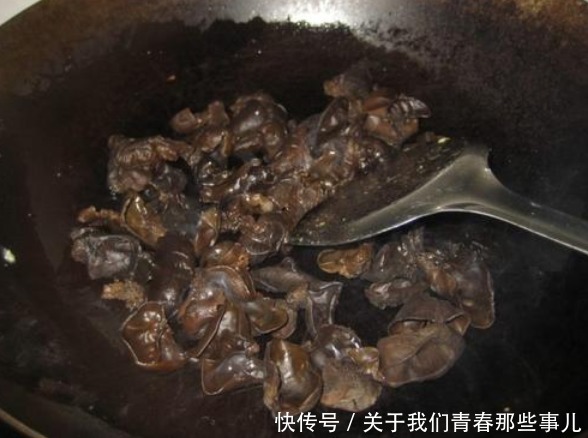 木耳一下锅就“炸锅”,太吓人?掌握4技巧,保证不炸锅,更脆爽