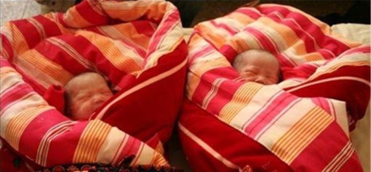 泌乳|双胞胎兄弟,一个从小喝母乳,一个喝奶粉,长大后差距太明显