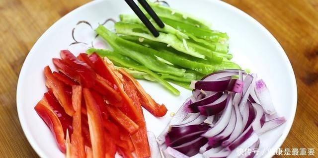 孩子天天闹着要吃意面，大厨教你在家做，只需简单几步，超级好吃