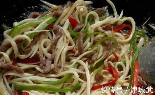 十月最适合吃茭白，配点牛肉丝一起炒，家常美味，吃两碗饭都不够