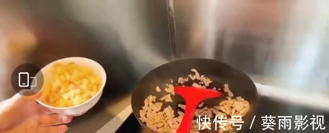 谢娜录制秋葵蒸蛋教程,将秋葵切成星星形状,自叹小宝宝每次都能吃光光